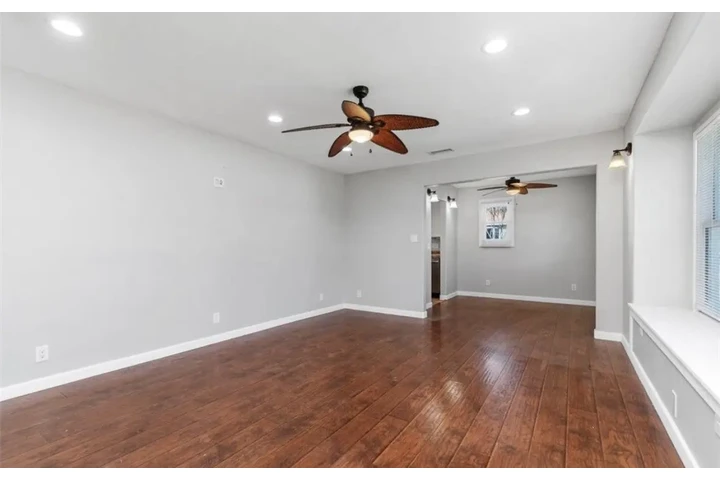 $2400 : Spacious 3 Bedroom Home in image 2