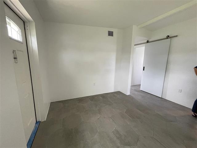 $900 : Stunning 2 Bedroom/ 1 Bathroom image 2