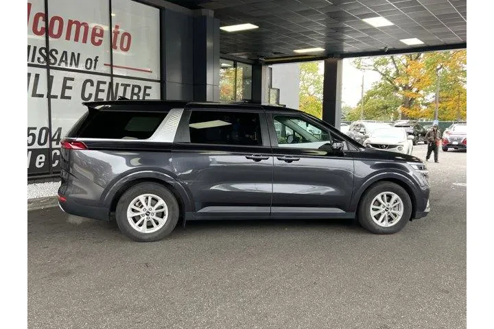 Kia Carnival 2024 LX 4dr Min image 4