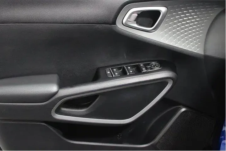 $15971 : Kia Soul 2020 LX 4dr Crossov image 3