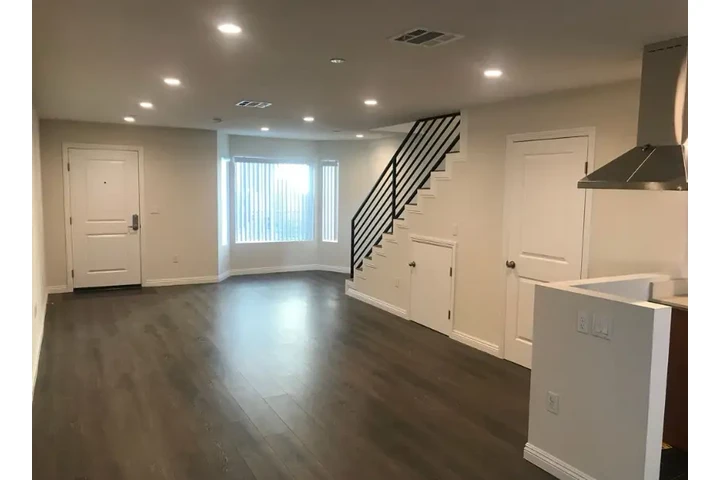 $2400 : 3bed  in Korean town LA image 4