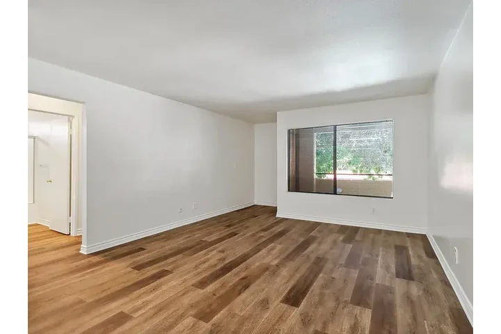 $1000 : Clean 2bd 1ba @ lancaster image 1