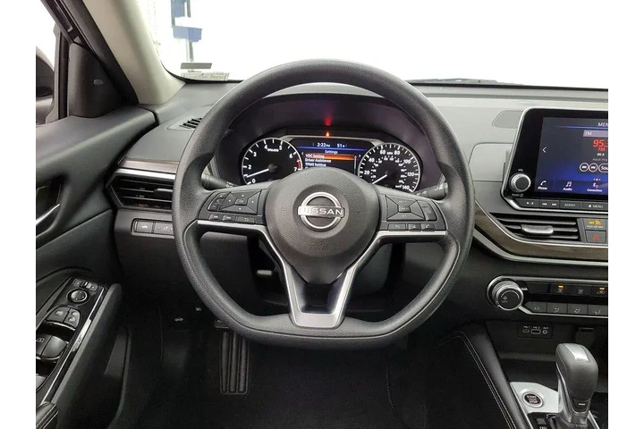 $19998 : Nissan Altima 2023 2.5 SV 4d image 10