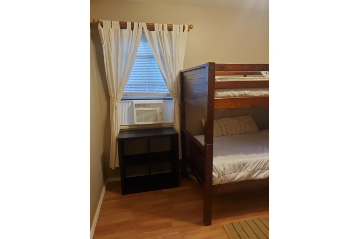 $1100 : Cuarto De Renta image 1
