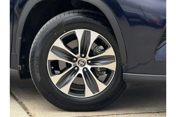 $35141 : Toyota Highlander 2023 LE 4d image 3