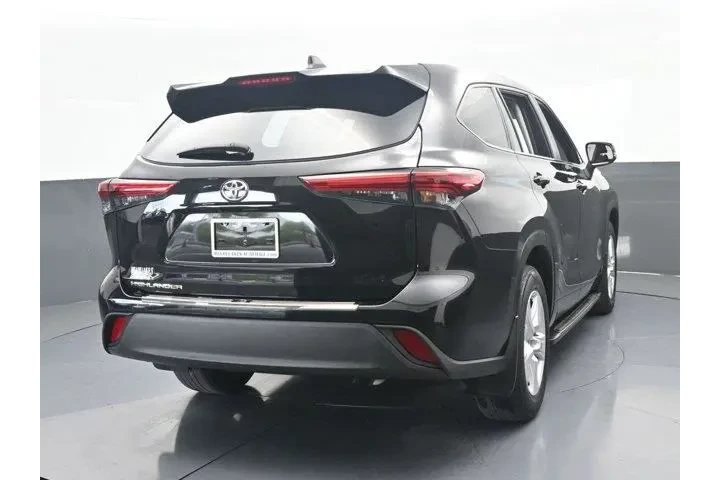 $30991 : Toyota Highlander 2023 L 4dr image 5