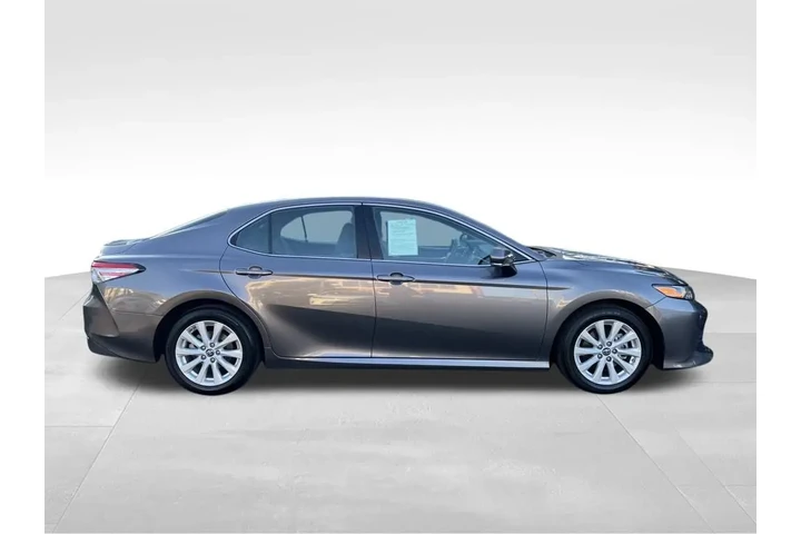 $18990 : 2018 Camry LE image 6