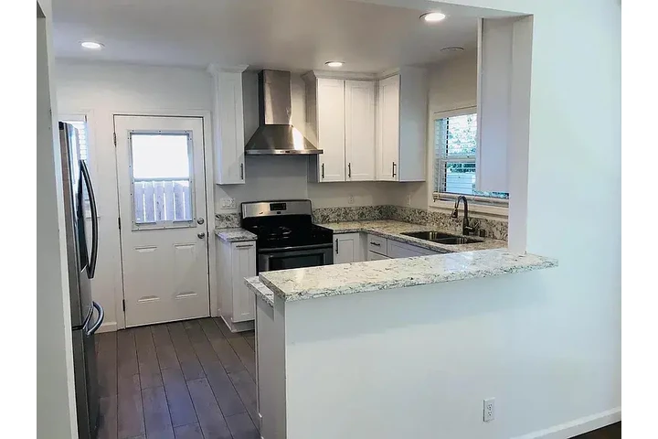 $1000 : Move in ready home image 3