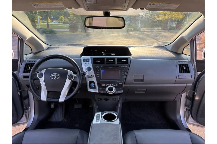 $10000 : 2014 Prius v Five image 4