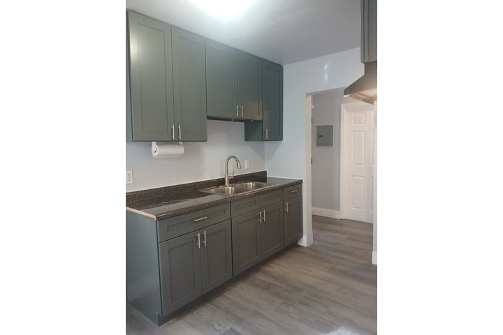 $1850 : 1rec.1bano frente a escuela image 1