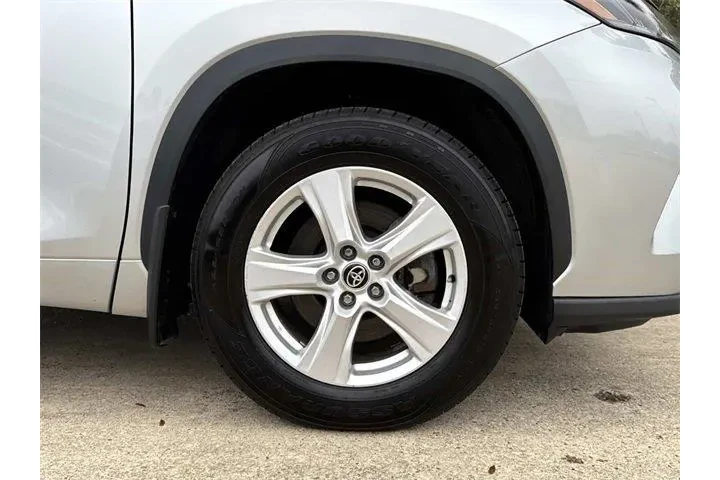 $31707 : Toyota Highlander 2023 L 4dr image 3