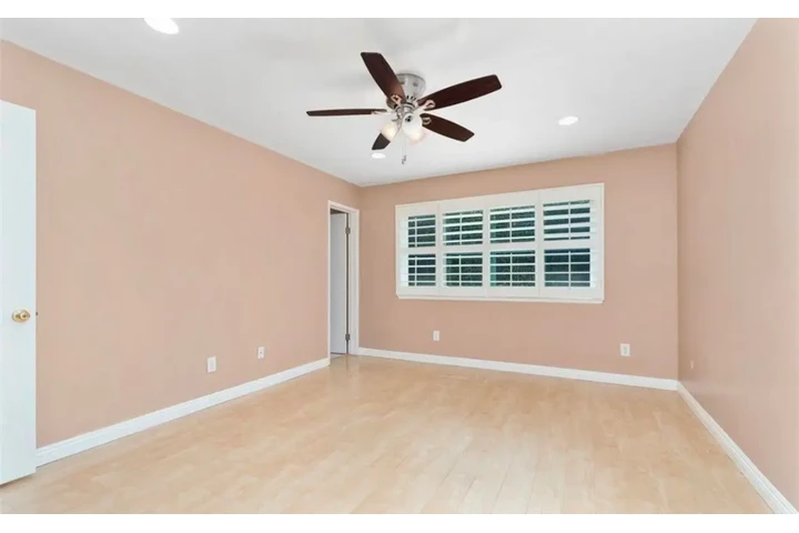 $2450 : 3 Bedroom Home in Koreatown LA image 3