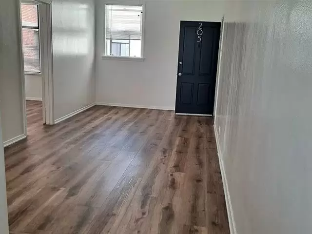 $1600 : 2 Beds 1 Bath Available image 2