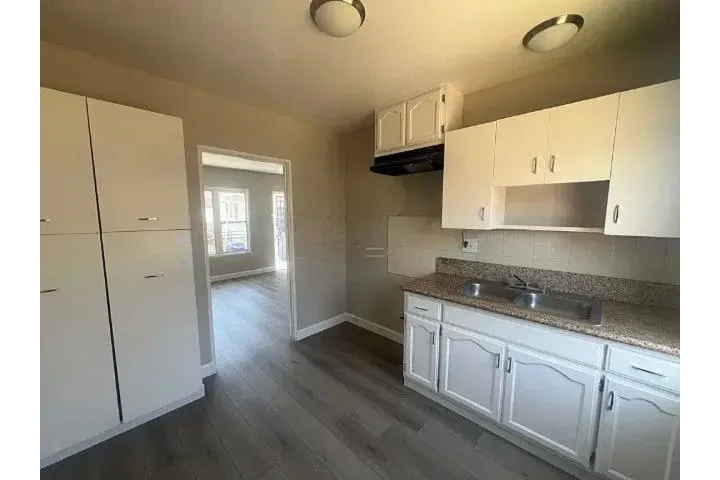 $1100 : Awesome And Affordable Home image 3