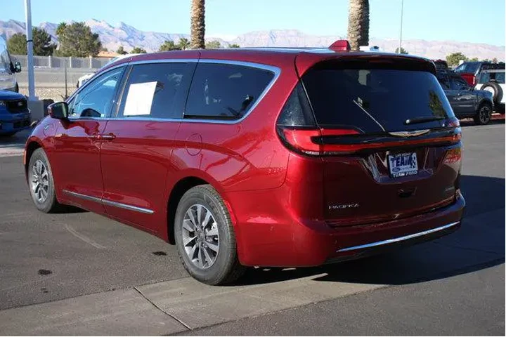 $31530 : Chrysler Pacifica Hybrid 202 image 5