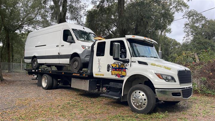 Tow Truck in Tampa Bay image 10