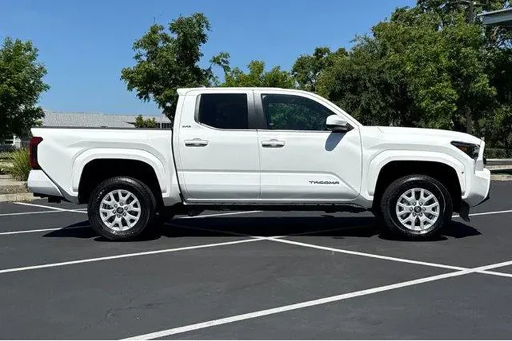 $33998 : Toyota Tacoma 2024 4x2 SR5 4 image 10