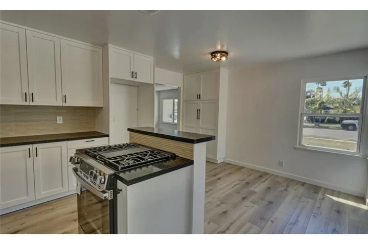 $2450 : 3 Bedroom House in Los Angeles image 4