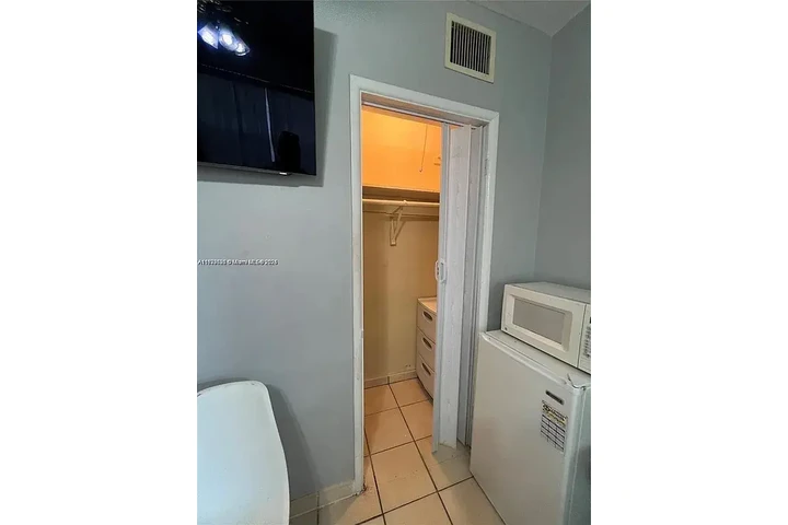 $500 : Beautiful Home...Hialeah, FL image 3