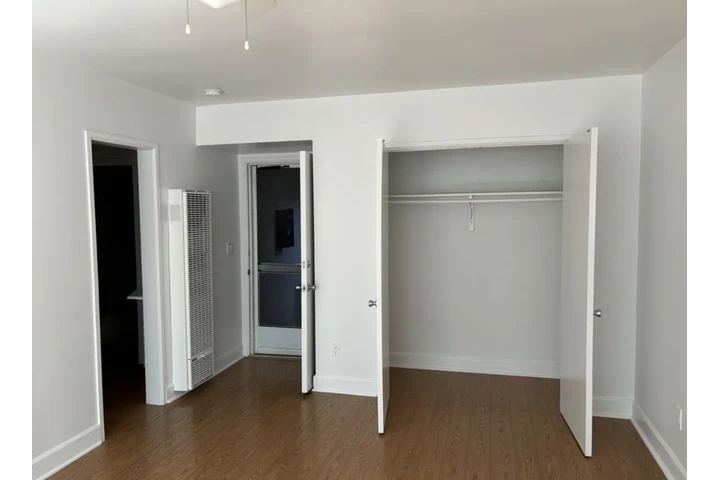 $1950 : 2 Bed Apt with parking in LA image 5