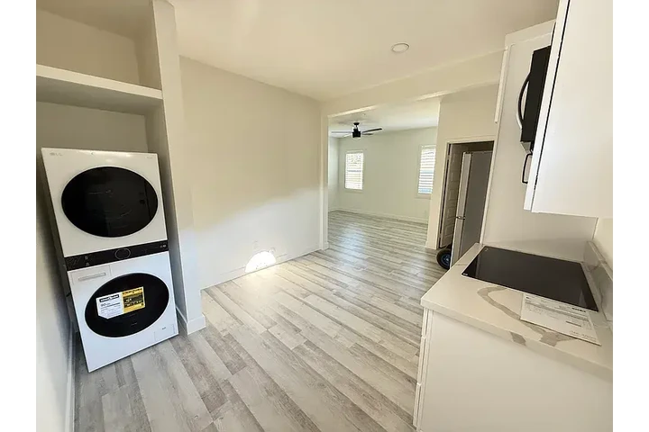 $1100 : Charming 1bd 1ba @ Riversid image 1