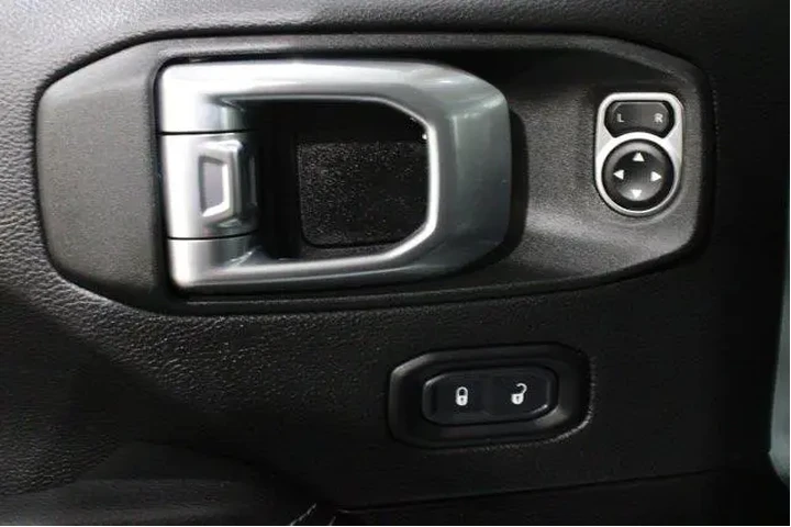 $32998 : Jeep Wrangler 2023 4x4 Sahar image 7