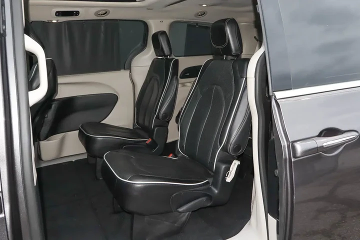 $26488 : 2023 Pacifica Limited FWD image 8