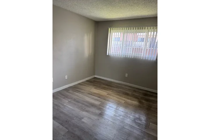 $1200 : Cuarto de Renta en Downey image 1
