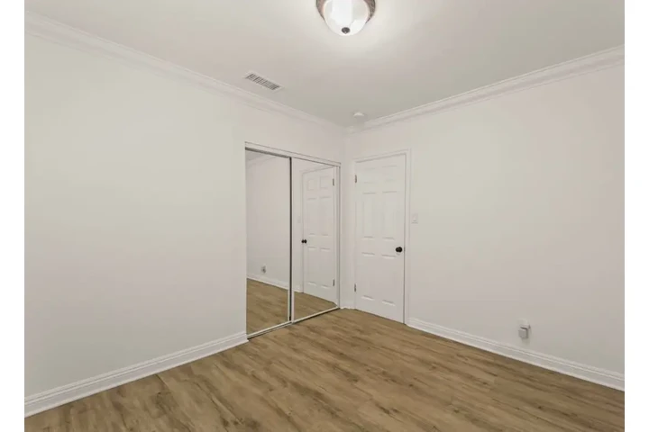 $2400 : 3Bed House in Slauson Ave, LA image 6