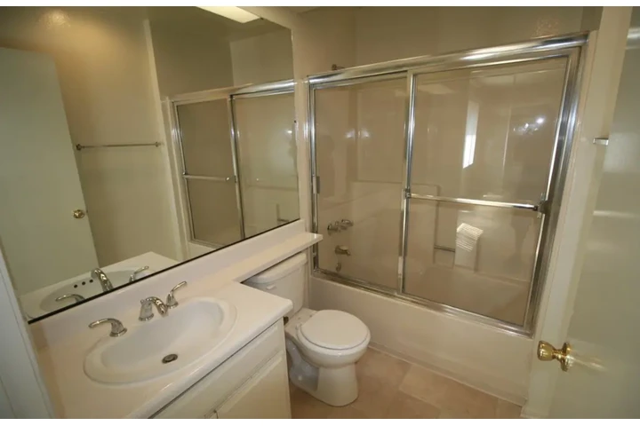 $1950 : 2 Bedroom Apt in W Adams  Blvd image 8