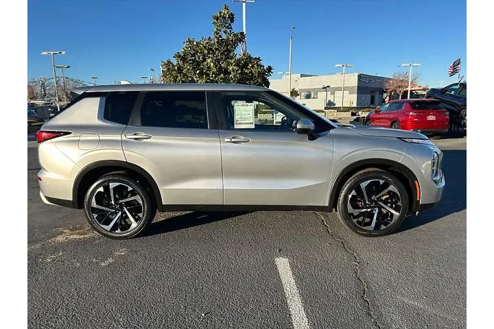 $24995 : Mitsubishi Outlander 2024 AW image 6