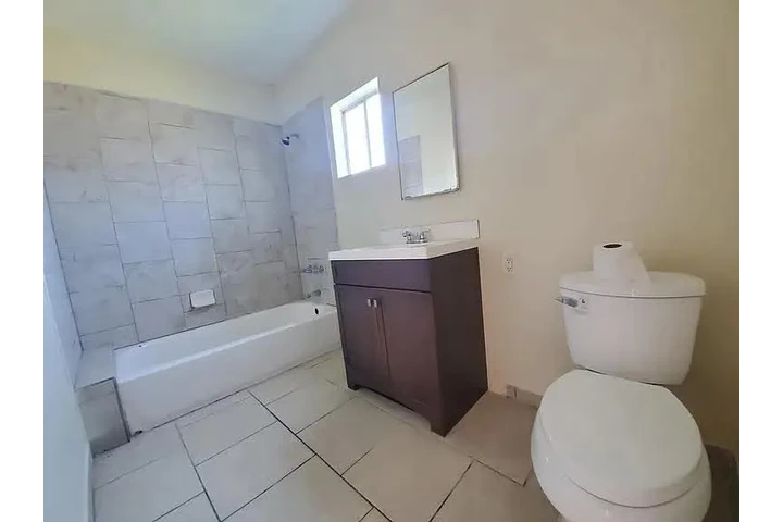 $2400 : House for rent in LA image 5