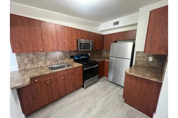 $800 : charming HOME ..Hialeah, FL image 6