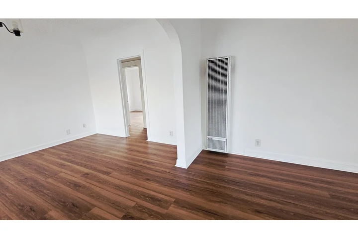$3250 : Casa amplia en Montebello image 2