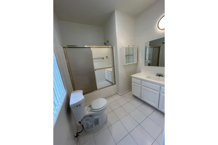 $1535 : 1 Bedroom 1 bath in Los Angele image 8