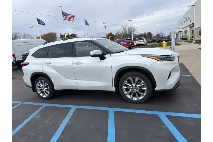 $39459 : Toyota Highlander 2023 AWD L image 5