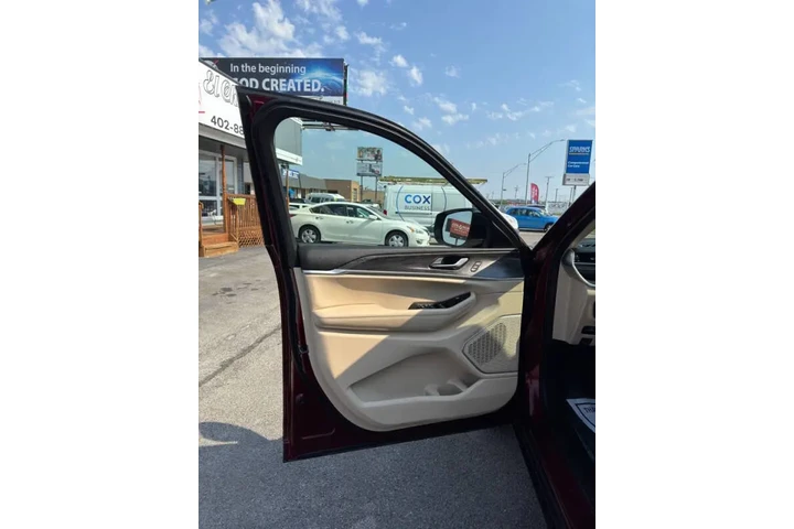 $28850 : 2021 Grand Cherokee L Limited image 8