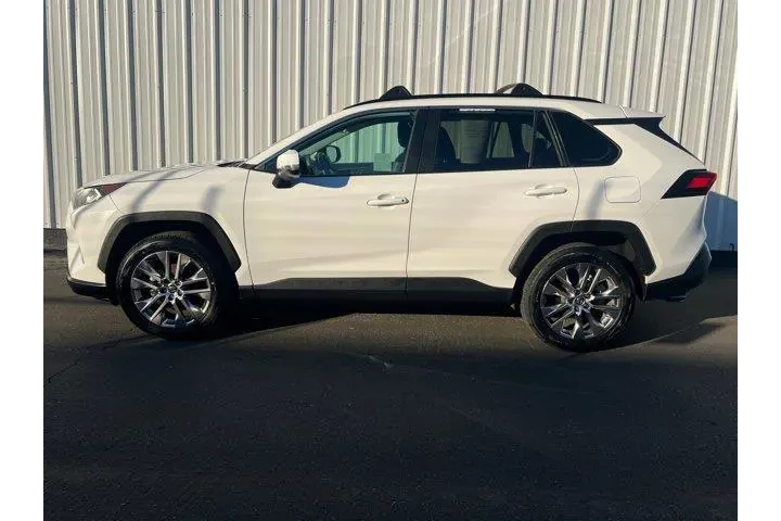 $23994 : Toyota RAV4 2020 XLE Premium image 3