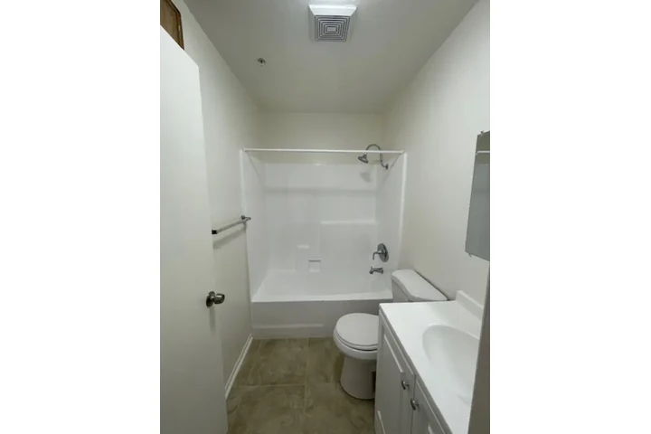 SOUTH GATE  SOLAMENTE (55+) image 3