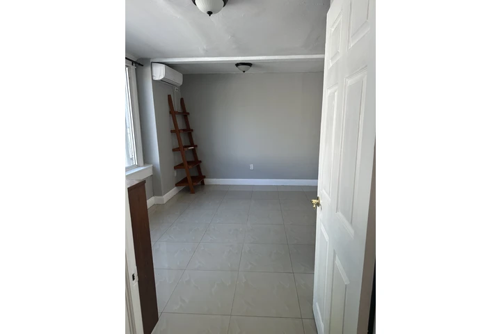 $1700 : Renta efficiency /  un cuarto image 4