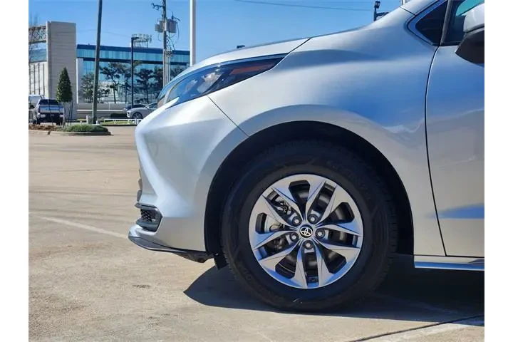 $38961 : Toyota Sienna 2025 LE 8-Pass image 8