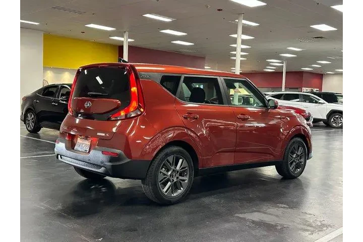 $14937 : Kia Soul 2021 LX 4dr Crossov image 6