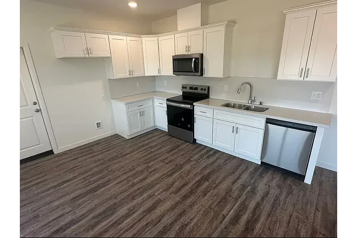 $900 : Open concept with high ceiling image 4