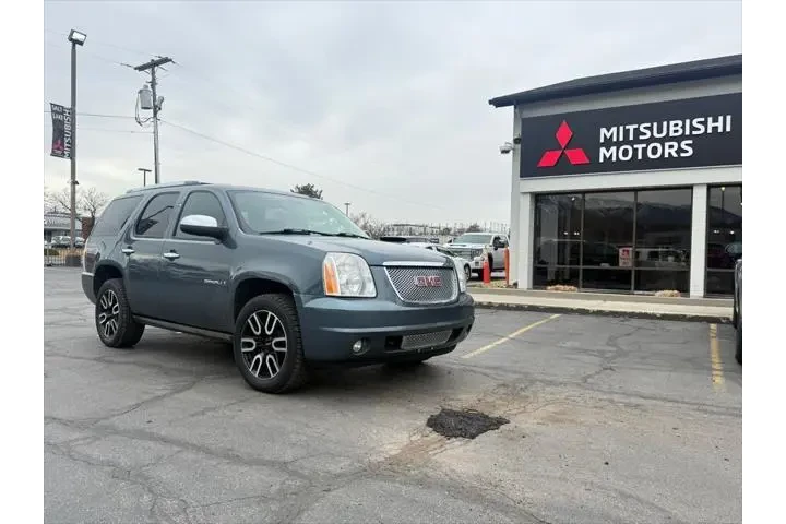 $8990 : GMC Yukon 2008 AWD Denali 4d image 1