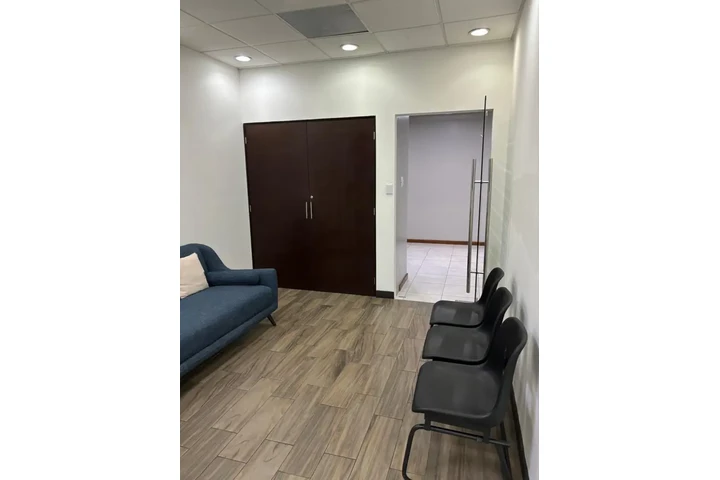 $1375 : Oficina en renta en zona 10 image 5