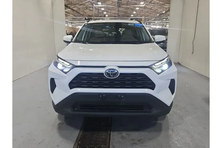 $24990 : Toyota RAV4 2023 AWD XLE 4dr image 3