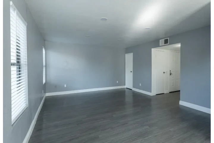$1000 : Two Bedroom at college Avenue image 4