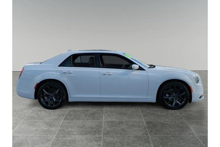Chrysler 300 2023 S V6 4dr S image 6