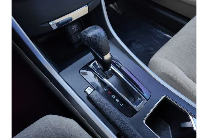 $8900 : Honda Accord 2013 LX 4dr Sed image 9