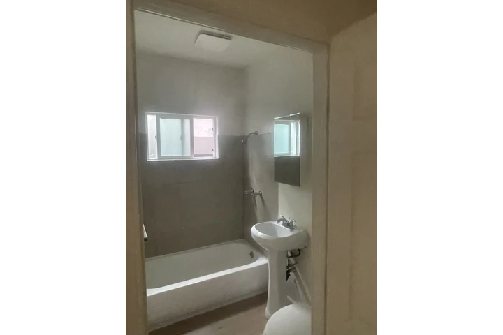 $1500 : Boyle Heights Single image 5